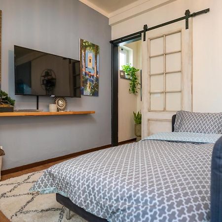 Arty Vintage Townhouse With Rooftop Shower & Sun Loungers โอลเญา ภายนอก รูปภาพ