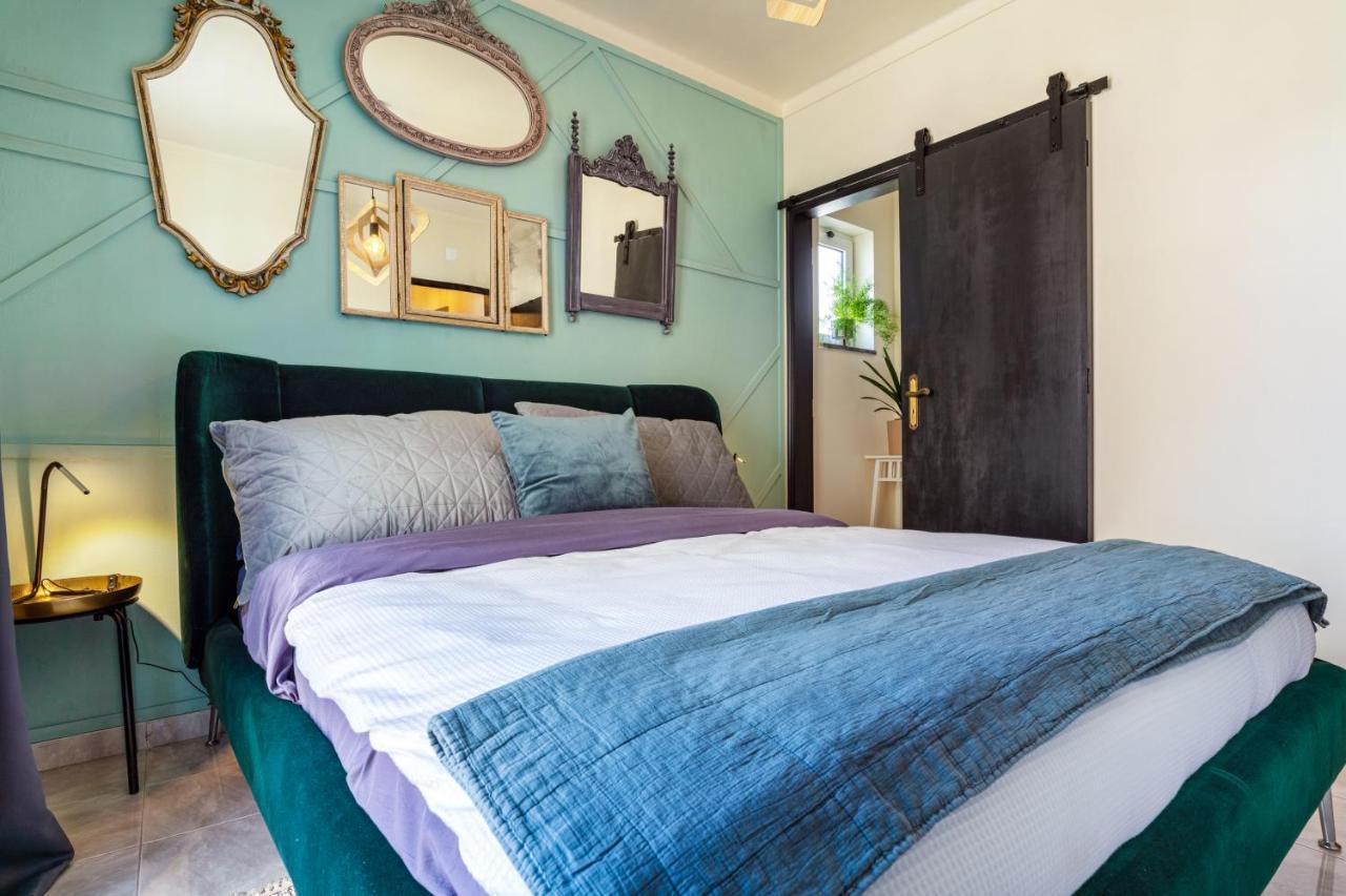 Arty Vintage Townhouse With Rooftop Shower & Sun Loungers โอลเญา ภายนอก รูปภาพ