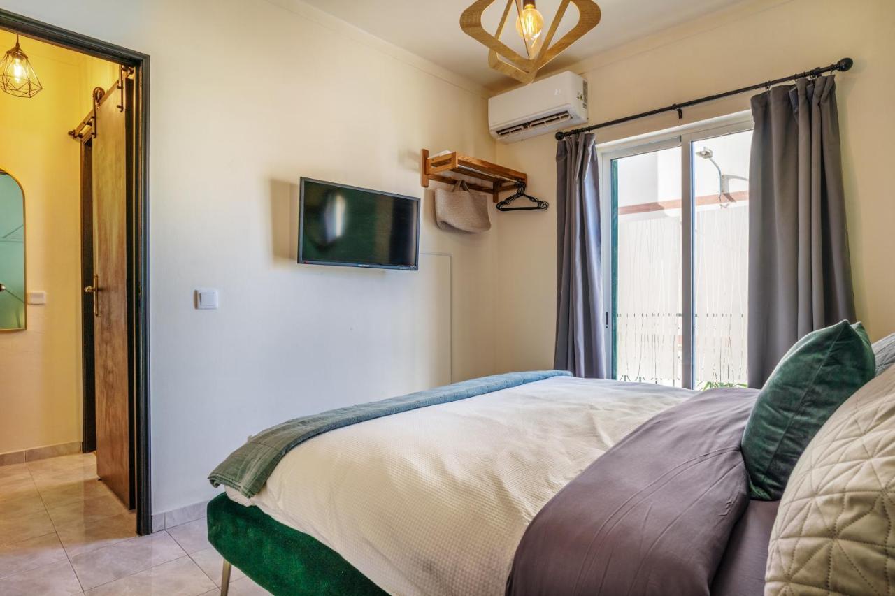 Arty Vintage Townhouse With Rooftop Shower & Sun Loungers โอลเญา ภายนอก รูปภาพ