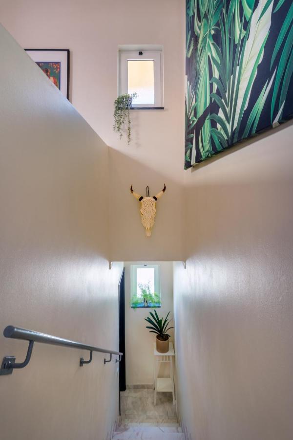 Arty Vintage Townhouse With Rooftop Shower & Sun Loungers โอลเญา ภายนอก รูปภาพ