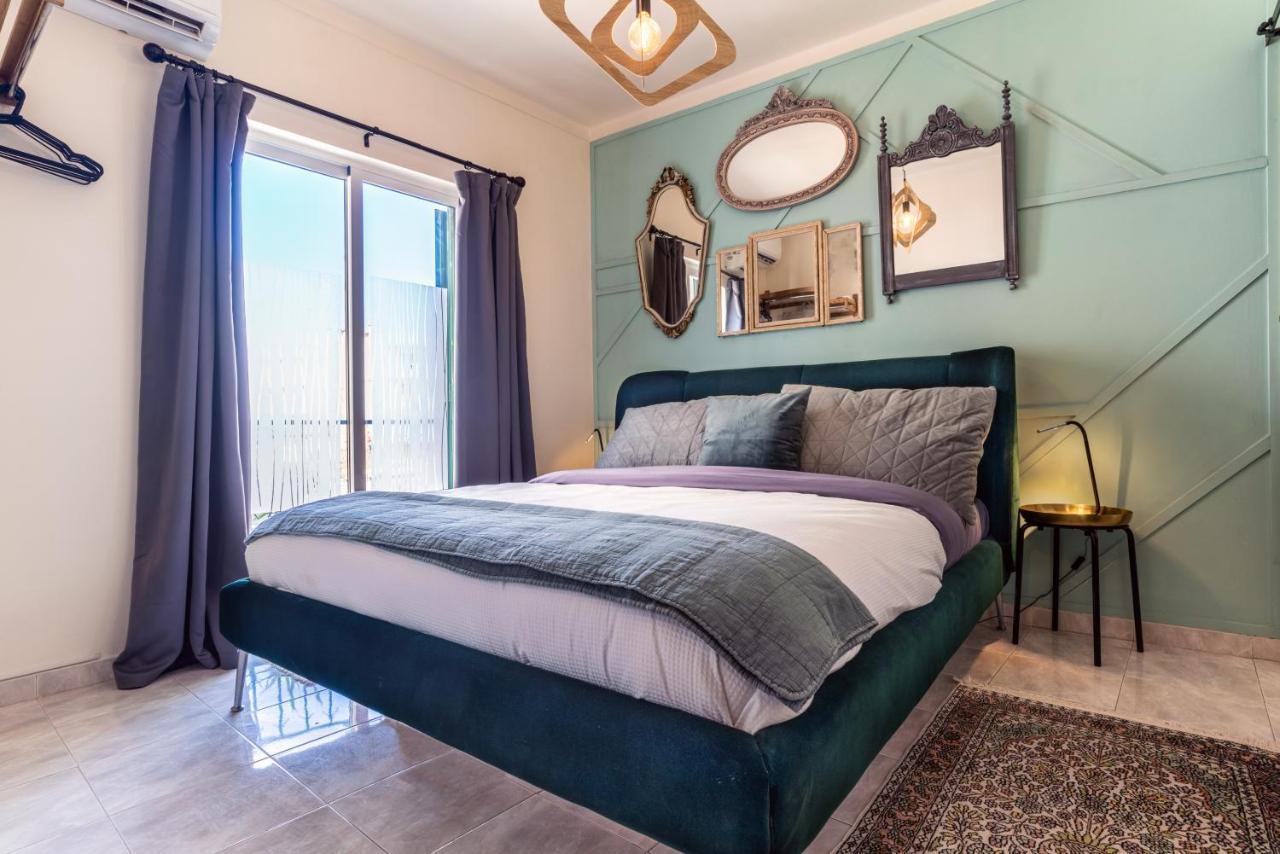 Arty Vintage Townhouse With Rooftop Shower & Sun Loungers โอลเญา ภายนอก รูปภาพ