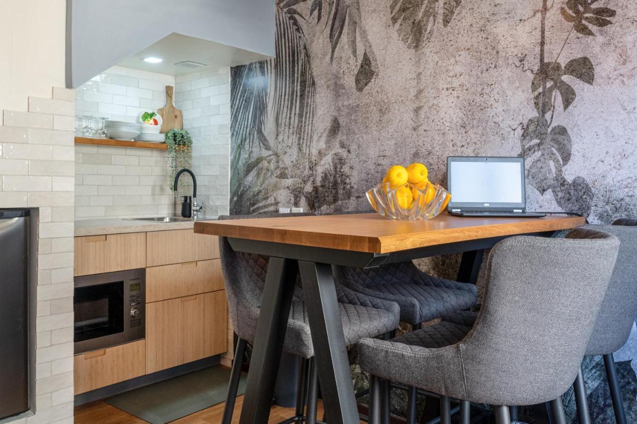 Arty Vintage Townhouse With Rooftop Shower & Sun Loungers โอลเญา ภายนอก รูปภาพ